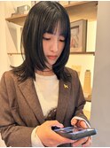 黒髪の重く見えないレイヤーボブ
