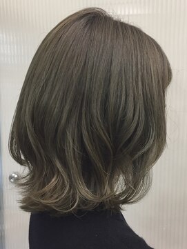 リブレ(LIBRE+hp) ミディアムくびれレイヤー☆ ハイライトカラー オリーブ色♪