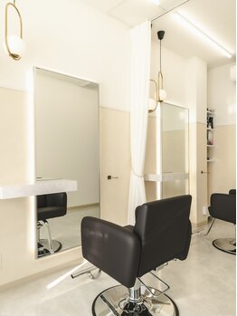 フラッフィー(Fluffy)の写真/【高浜市】閑静な住宅地にある隠れ家的salon《Fluffy》白を基調とした空間で贅沢なサロンtimeを。