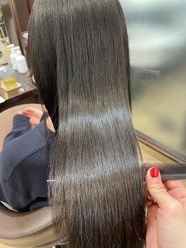 ミリュウ(Milieu) 梅雨時期も縮毛矯正で扱いやすく艶のある髪に