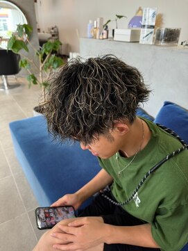 O 無造作ツイストスパイラルパーマ束感メッシュカラーメンズ