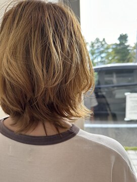 ビーヒアナウ N゜02 金沢鞍月店(BE HERE NOW) ミディアムウルフ