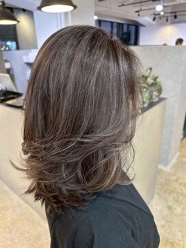 メリー オオサカ(Merly Osaka) smoky greige × layer cut