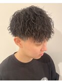 黒髪縦落ちツイストスパイラルパーマツーブロックモテマッシュ
