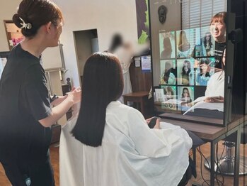 モリグリーン(MORI GREEN)の写真/AI搭載スマートデバイスミラー《ECILA》があるサロン◎お客様の好みやなりたいイメージを引き出します。