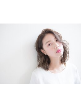 白髪をしっかりカバーしながら、透明感と艶を与える！大人女性の為のグレイカラーでオシャレも楽しんで♪