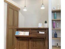 ワンネス(ONENESS)の雰囲気（白と茶色を基調としたカフェみたいな雰囲気のお店です。）