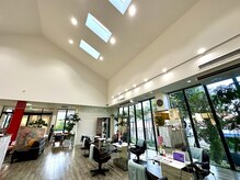 天上が高く、開放感溢れる店内でリラックスしていただけます。