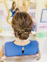 美容室 ティンカーベル シニヨンヘア