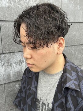 ヒュイル バイ ニアウ(Hwyl by Niau) メンズセンターパート波巻スパイラルパーマニュアンスパーマ眉毛