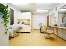 ヘアーサロン ジラフ(hair salon Giraffe)の雰囲気（木のぬくもりとグリーンをアクセントにした温かみのある店内です）
