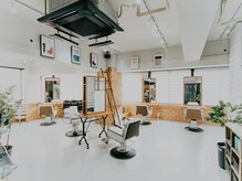 ウタシロイロ(uta shiroiro)の雰囲気（- 自然光溢れる白を基調とした広々としたフロア - ）
