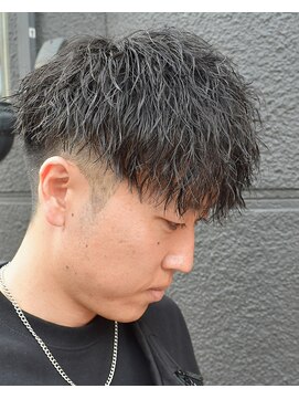 フリーク バーバーショップ 都島店(FREAK BARBER SHOP) 黒髪縦落ちツイストスパイラルパーマ王道ツーブロックマッシュ