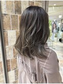 グレージュくびれヘアくびれミディ顔まわりレイヤー