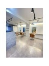 白を基調とした、シンプルで清潔感のある店内！