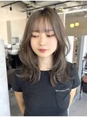 切りっぱなし　くびれミディアム　レイヤーカット　グレージュ