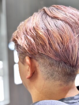 フェード風ツーブロックカット／シルバー&ピンクカラー