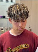 波巻きパーマ×ハイライトでストリート感溢れる男らしいヘアに◎