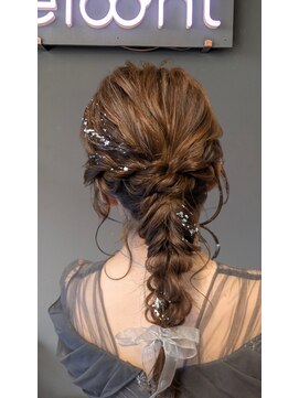 エイト(eight) 【オケージョン】ローポニーアレンジ