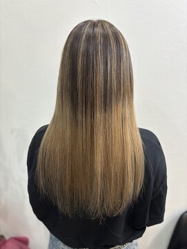 ラビス クローバー(Lovis clover) イメチェンヘアスタイル ハッシュカット フルバング