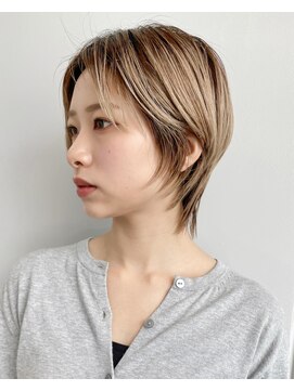 ジュリエッタ(giulietta) ショートウルフ　ブリーチ　ベージュカラー