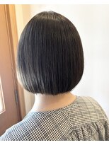 トレパルッキエーレ(tre parrucchiere)&nbsp;［-tre-］切りっぱなし内巻きボブ×グレーアッシュ　30代/40代