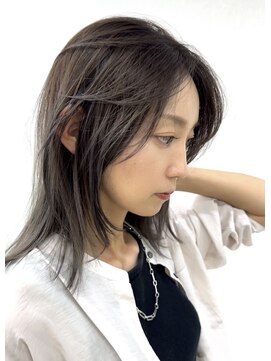 カームバイブージー(CALME by bougie) 切りっぱなしミディアムの顔周りレイヤー