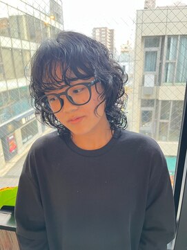 ビハインドザカーテン(BEHIND THE CURTAIN) レイヤーミディ×パーマ×暗髪ウルフレイヤー