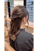 ヴィサージュクルー(VISAGE crew)&nbsp;シンプルが可愛い！お呼ばれハーフアップデザイン！