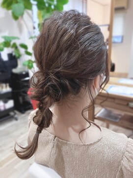 スイート ヘアデザイン(Suite HAIR DESIGN) 《ヘアアレンジ》ローポニー ミディアム 編みおろし風
