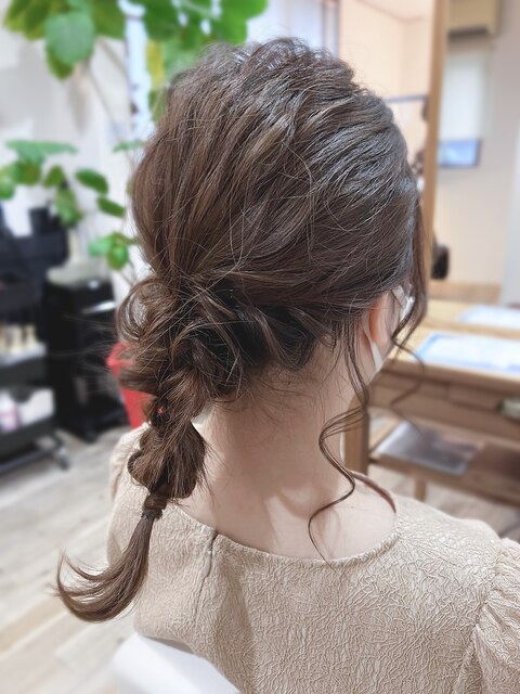 《ヘアアレンジ》ローポニー ミディアム 編みおろし風