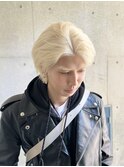メンズホワイトブロンド前下がりマッシュ抜きっぱなしブリーチ
