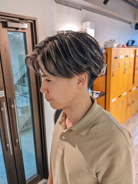 コワファーストナガサキシャンプーボーイ(COIFF1RST NAGASAKI SHAMPOO BOY) ショートセンターパート×細束ハイライト