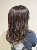 白髪ぼかしハイライト　ベージュ　ゆるふわロング