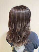 アズール 草加(azule)&nbsp;白髪ぼかしハイライト　ベージュ　ゆるふわロング