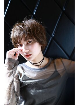 ヌーム 塚本店(NOOM) 透明感がたまらないハイライトオンカラー 揺れるショートカット