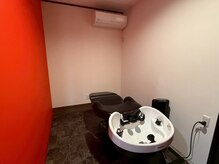 シャンプー台は半個室だからリラックスした施術が受けられる◎