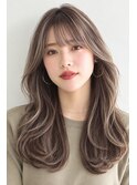 白髪ぼかしハイライトで柔らかく魅せる大人のロングスタイル