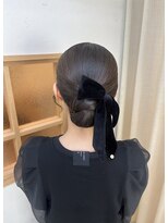 ソノ(sono)&nbsp;タイトヘア 参列ヘア ベロアリボン 結婚式ヘア シニヨン