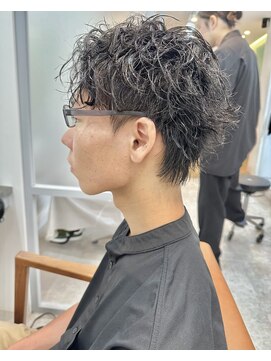 ロミーオム 本厚木(ROMMY. Homme) 刈り上げなしアップバングショートスパイラルパーマメンズヘア