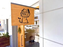 サイン(sain.)の雰囲気（ライオンさんの看板が目印です）
