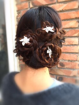 フェリシータ 緑地公園店(felicita) 派手さを抑えた花飾り編み込みアップスタイル