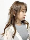 顔周りの曲線とバックのルーズスタイルで作るサーフ女子。