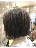 切りっぱなしボブ。首が長く見えてお顔も小さく見えます。