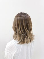 クオーター(QUARTER) ハイトーンミディアム切りっぱなしボブ