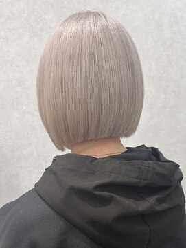 ロウル 渋谷(LOWRL) ホワイトミルクティー/ミニボブ/ケアブリーチカラー