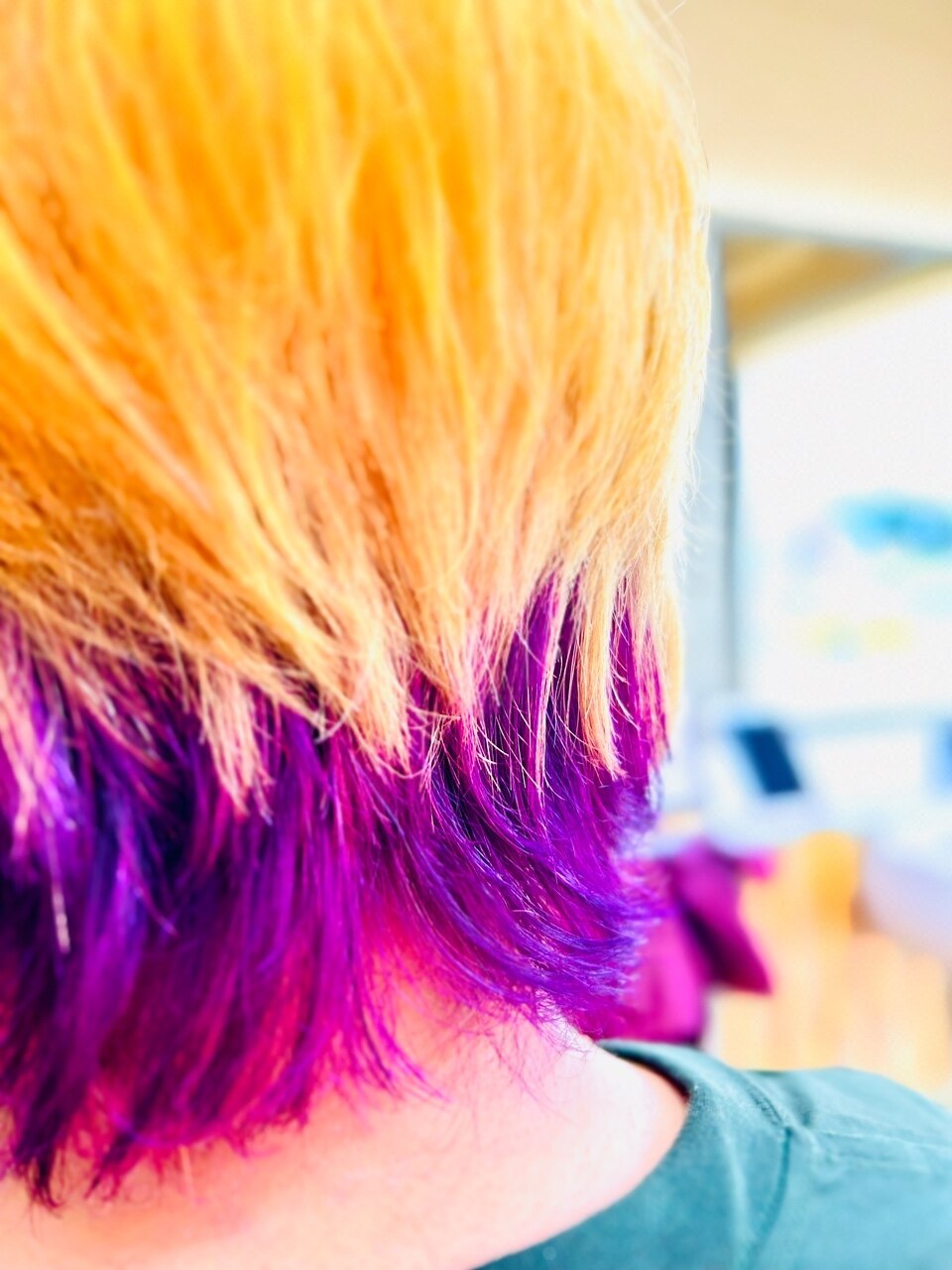 ブリーチONカラー】抜きっぱなしブロンド×襟足バイオレット