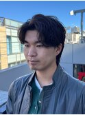大人の抜け感を演出する、今トレンドのフェザーパーマ