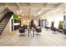 ヴィオラカラー(VIOLLA COLOR)の雰囲気(開放感のあるアンティークな店内でリラックス。)