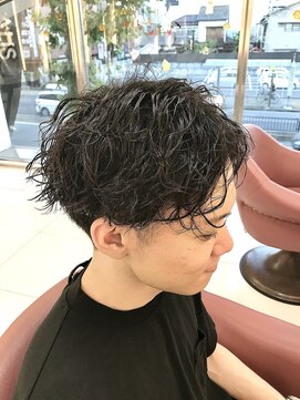 クオリス 上福岡店(QUALIS) 縦落ちツイスパ×アップバングで清潔感◎好感度UPメンズカット